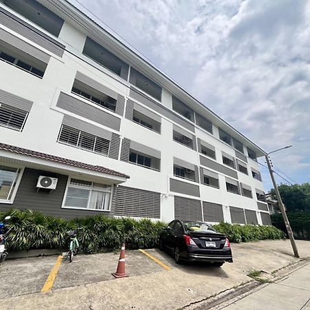 OYO 405 Ruan Plaisoi Apartment Banguecoque Exterior foto