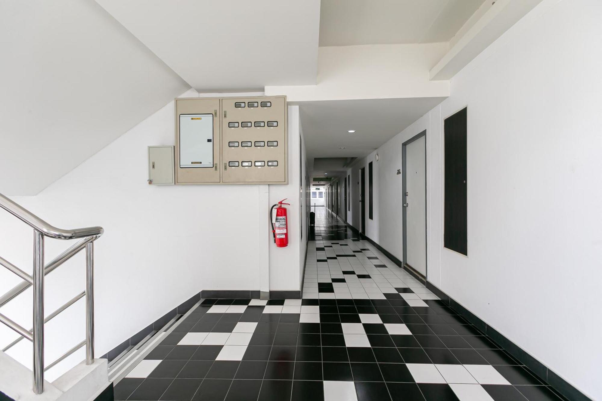 OYO 405 Ruan Plaisoi Apartment Banguecoque Exterior foto