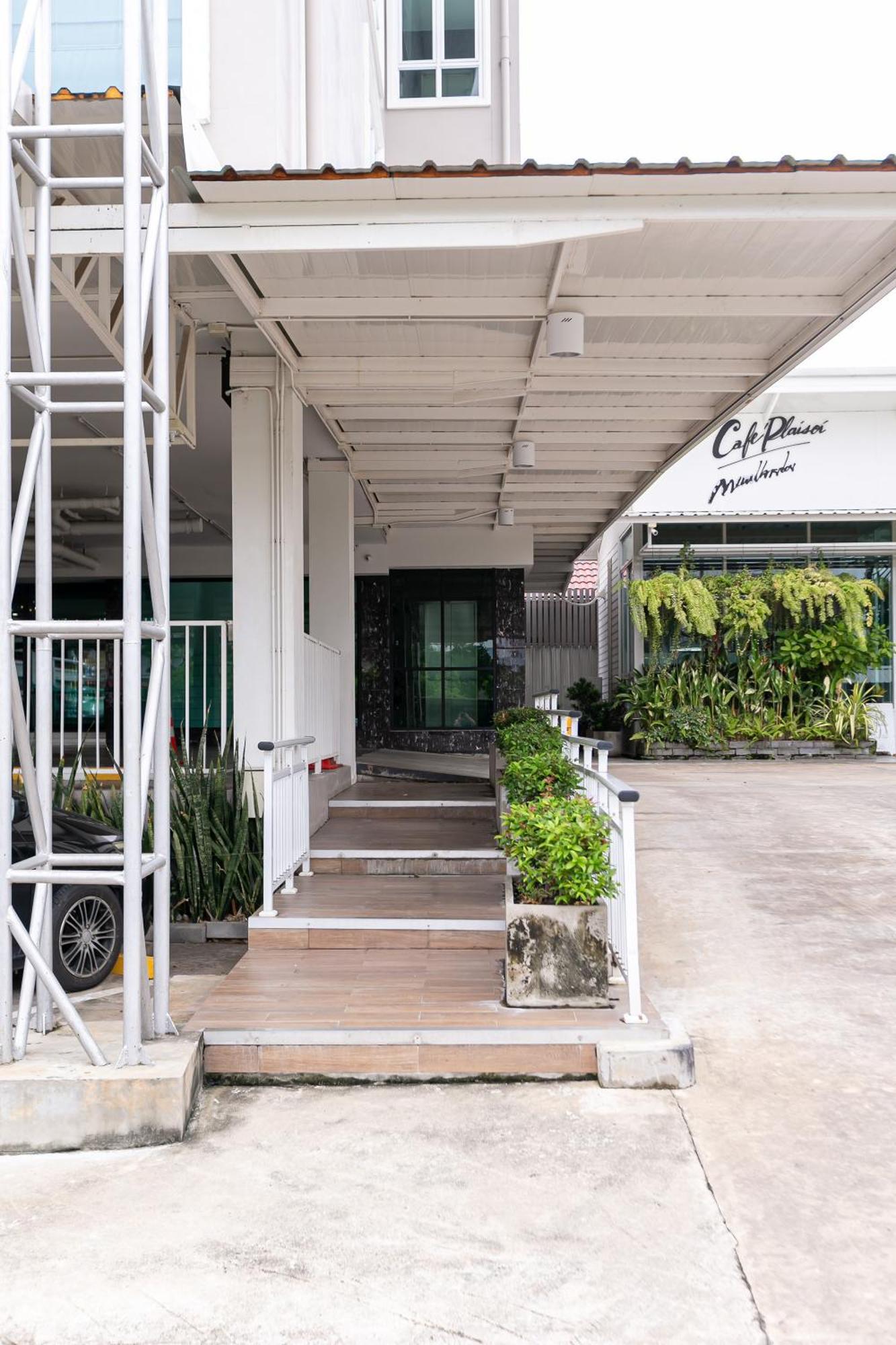 OYO 405 Ruan Plaisoi Apartment Banguecoque Exterior foto