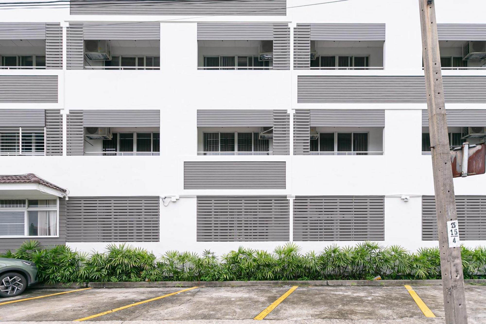 OYO 405 Ruan Plaisoi Apartment Banguecoque Exterior foto