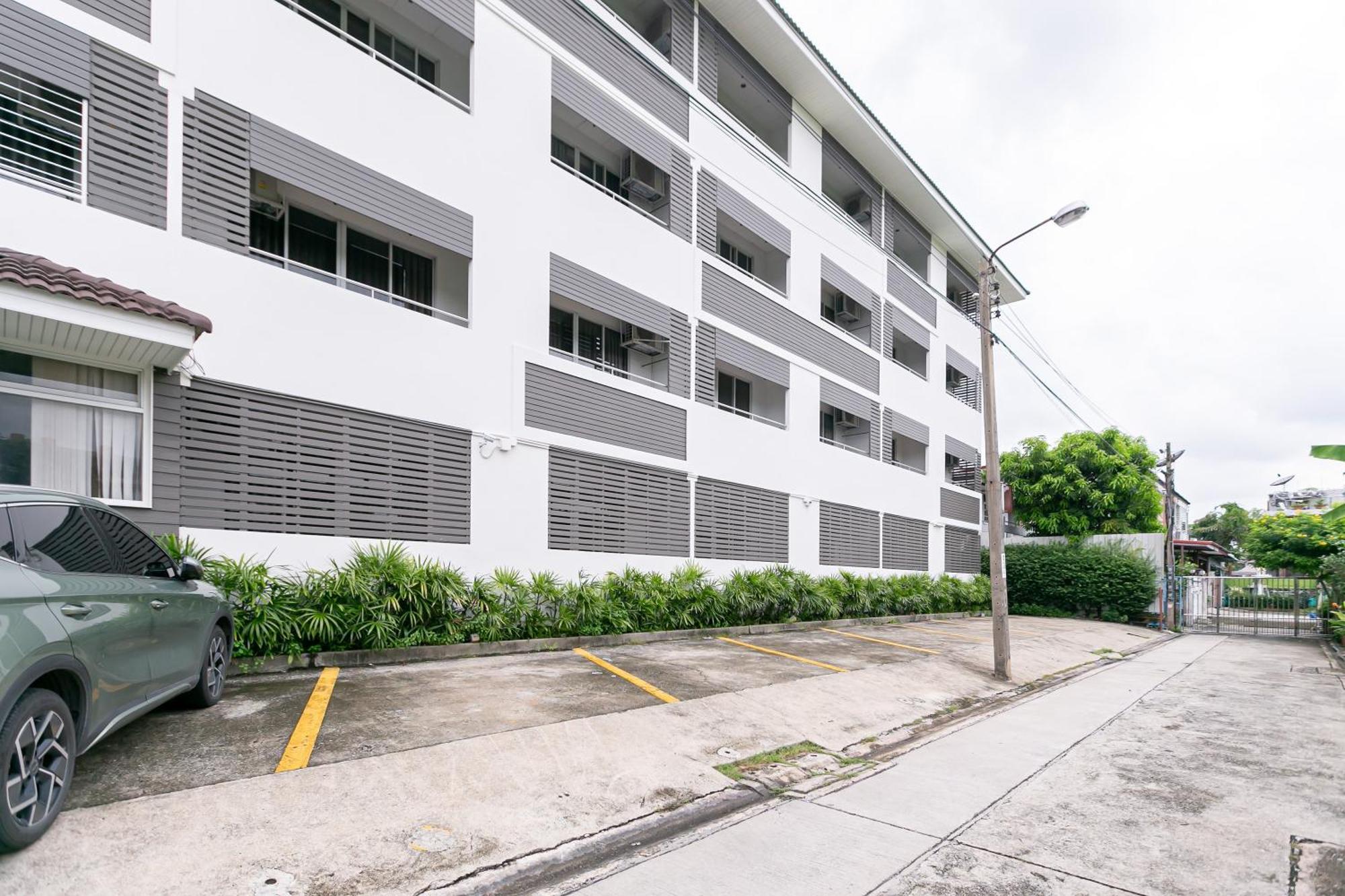 OYO 405 Ruan Plaisoi Apartment Banguecoque Exterior foto
