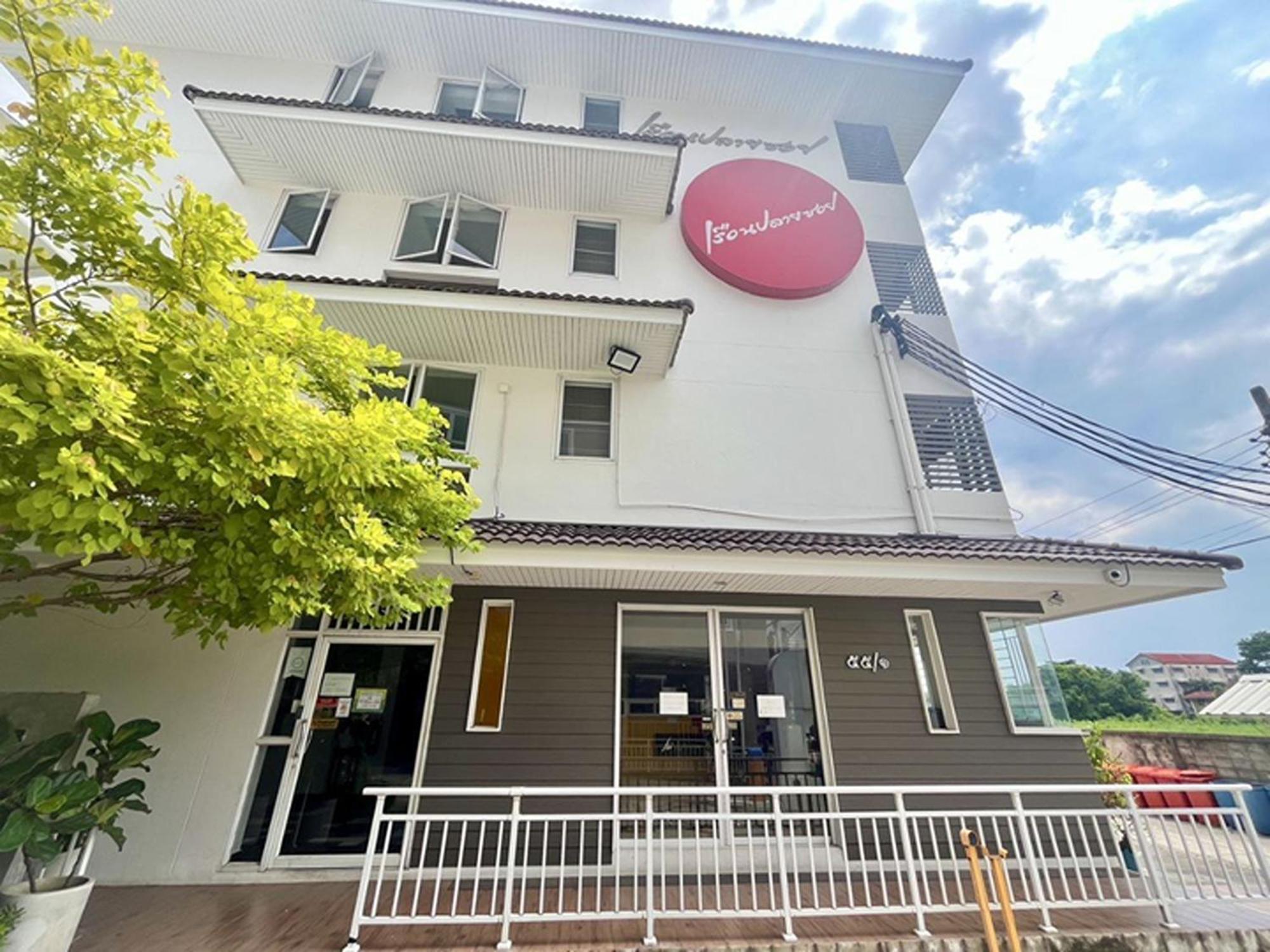 OYO 405 Ruan Plaisoi Apartment Banguecoque Exterior foto